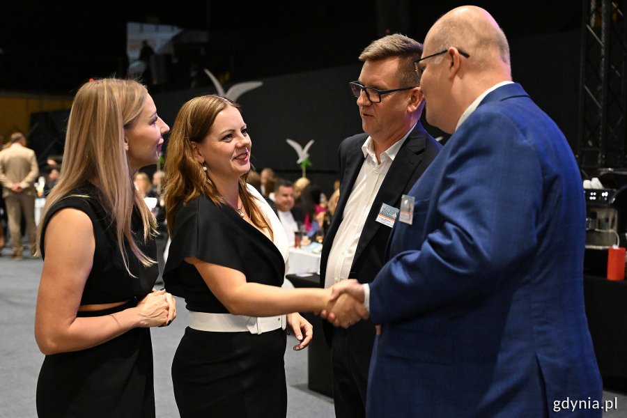 Na zdj. m.in. prezydent Gdyni Aleksandra Kosiorek i radna miasta Anna Salomon