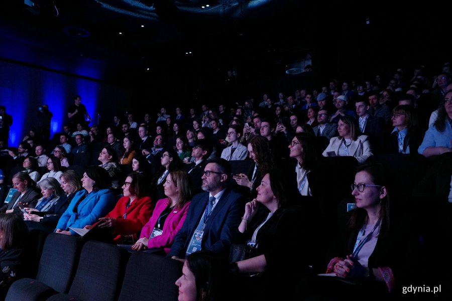 Uczestnicy Europejskiego Forum Młodych Lider&oacute;w podczas ceremonii otwarcia w Gdyńskim Centrum Filmowym 