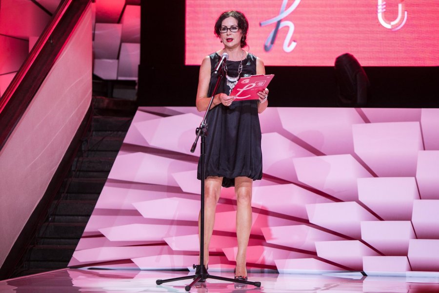 Agata Bielik-Robson przemawiająca na scenie podczas uroczystej gali Nagrody Literackiej Gdynia 2018 (fot. Karol Stańczak)