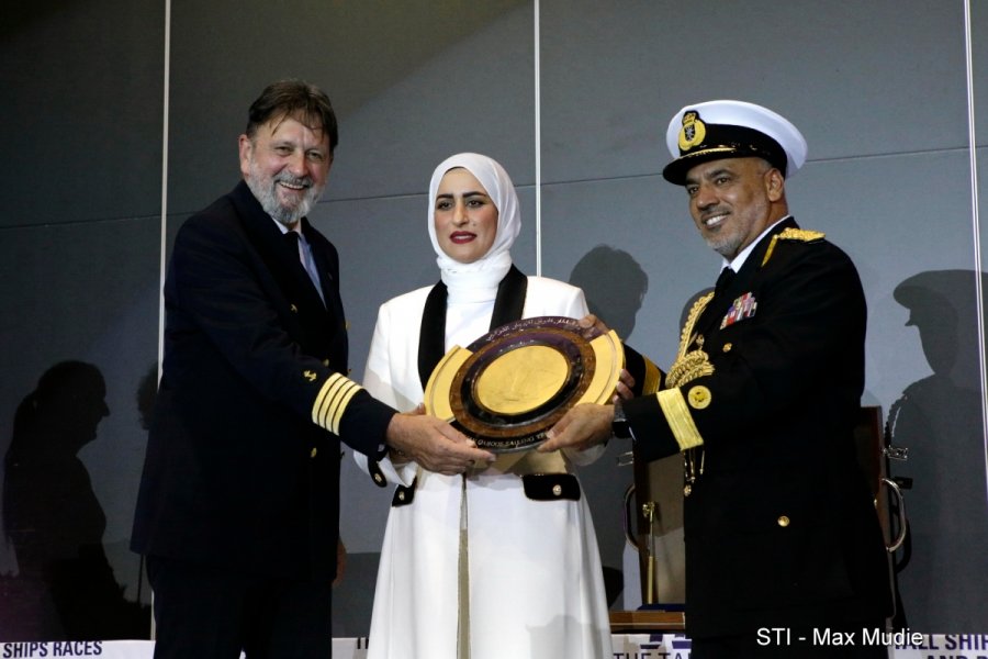 Od lewej: kpt. ż. w. Rafał Szymański - komendant „Daru Młodzieży”, Azza Hamoud Al Busaidi – chargé d’affaires Ambasady Omanu w Paryżu oraz przedstawiciel Marynarki Wojennej Omanu podczas uroczystości wręczenia Sultan Qaboos Sailing Trophy