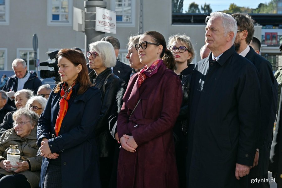 Posłanka Wioleta Tomczak, senator Sławomir Rybicki oraz przewodnicząca Rady Miasta Gdyni Beata Zastawna i gdyńscy radni Agnieszka Tokarska, Joanna Zielińska i Anna Szpajer podczas uroczystości z okazji 87. rocznicy pierwszych wysiedleń Gdynian 