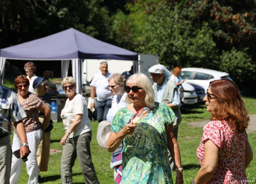 Uczestnicy pikniku dla senior&oacute;w na Polance Redłowskiej