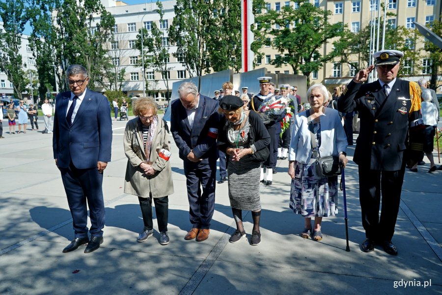 Od lewej: Krzysztof Kozubowski - członek zarządu okręgu pomorskiego Światowego Związku Żołnierzy Armii Krajowej, Krystyna Cembrzyńska-Piłat – wiceprezes okręgu pomorskiego Światowego Związku Żołnierzy Armii Krajowej, Krzysztof Jankowski - prezes gdyńskiego koła Światowego Związku Żołnierzy Armii Krajowej, Krystyna Kodymowska ps. Stokrotka - gdynianka, uczestniczka powstania warszawskiego i Helga Łukaszewska składający kwiaty przed pomnikiem podczas uroczystości  upamiętniających 81. rocznicę wybuchu powstania warszawskiego