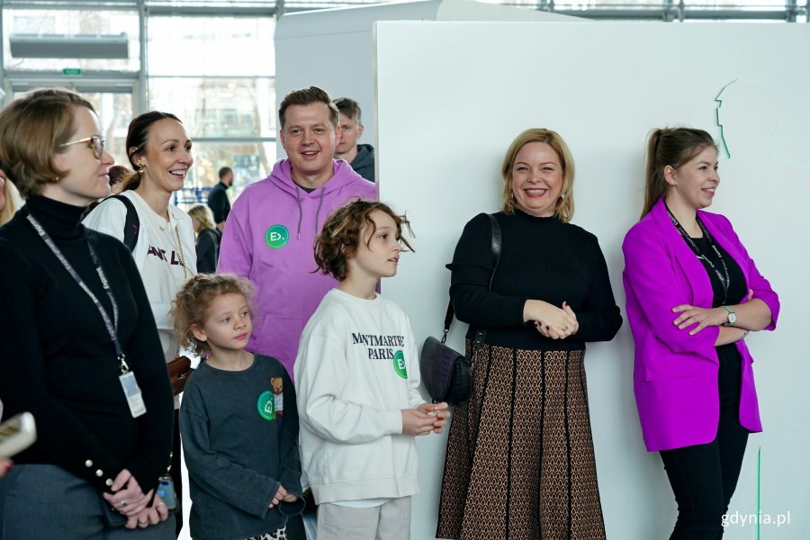 Uczestnicy oficjalnego otwarcia „CLEVERFOOD for everyone”. Wśród nich wiceprezydentka Gdyni Oktawia Gorzeńska 