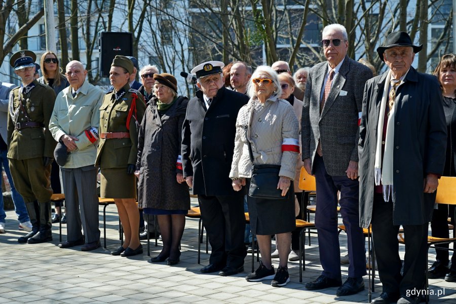 Uczestnicy uroczystości z okazji Dnia Pamięci Ofiar Zbrodni Katyńskiej zebrani na Cmentarzu Wojennym w Redłowie 