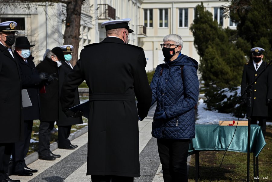 Joanna Zielińska - przewodnicząca Rady Miasta Gdyni wręcza kadm. Mirosławowi Jurkowlańcowi – dowódcy 3. Flotylli Okrętów list z okazji 50. rocznicy utworzenia 3. Flotylli Okrętów // fot. Marcin Mielewski 