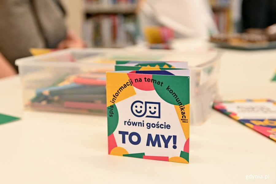 Przewodnik komunikacji stworzony w ramach projektu &bdquo;R&oacute;wni goście&rdquo;