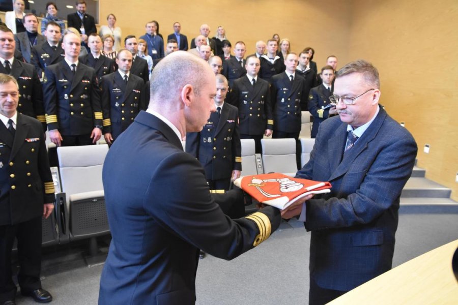 Przekazanie bandery z ORP „Kondor” Muzeum Marynarki Wojennej // fot. Lechosław Dzierżak