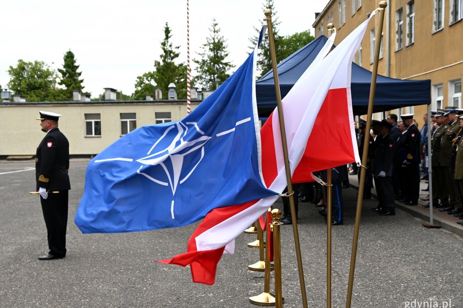 na zdjęciu flagi Polski i NATO