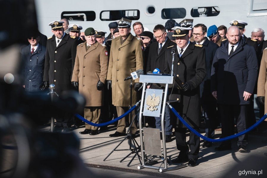 Uroczystość wciągnięcia bandery na ORP Mewa przy nabrzeżu Pomorskim w Gdyni, fot. Kamil Złoch