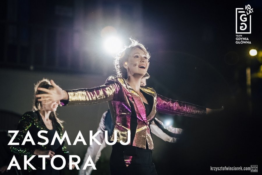 Grafika promująca wydarzenie Jubileusz 10-lecia Teatru Gdynia Główna. "Zasmakuj aktora". Kobieta podczas śpiewu, z rozłożonymi rękoma. W tle światła i scena.W prawym górnym rogu logo Teatru Gdynia Główna.