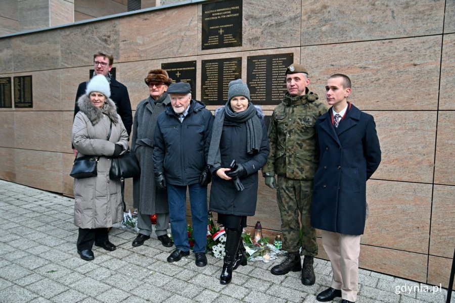 Rodzina Karola Sibilskiego - jednego z upamiętnionych powstańców wielkopolskich - przy tablicy odsłoniętej na Cmentarzu Witomińskim. Czwarty i piąty od lewej: Stanisław i Henryk Sibilscy - synowie Karola Sibilskiego