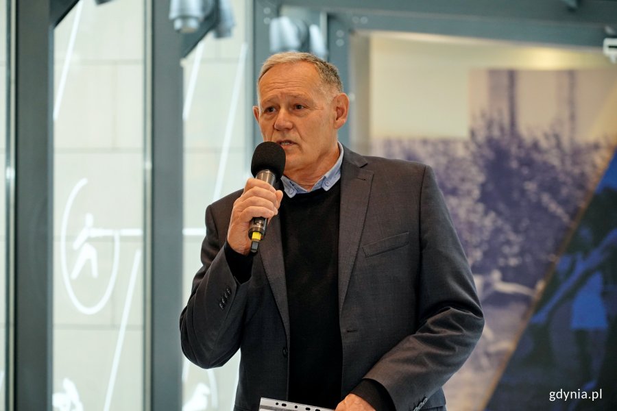 Aleksander Gosk – zastępca dyrektora Muzeum Marynarki Wojennej podczas prowadzenia uroczystości przekazania kapliczki 