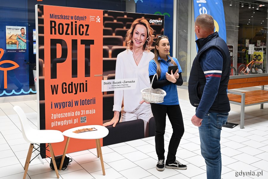Konsultantka rozmawia z mieszkańcami w galerii „Szperk” 
