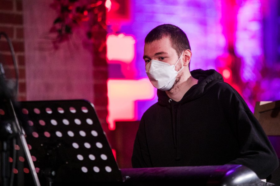 Podczas Zaduszek Jazzowych zagrał m.in. pianista Jakub Hajdun // fot. Karol Stańczak