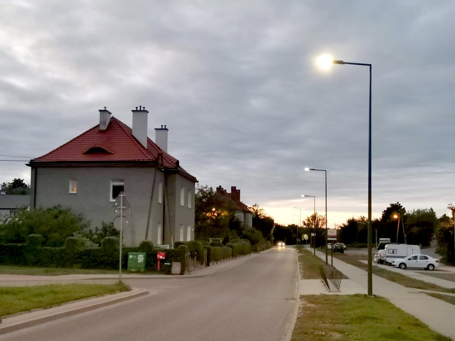 Nowe energooszczędne latarnie LED na ul. Starodworcowej // fot. bo.gdynia.pl