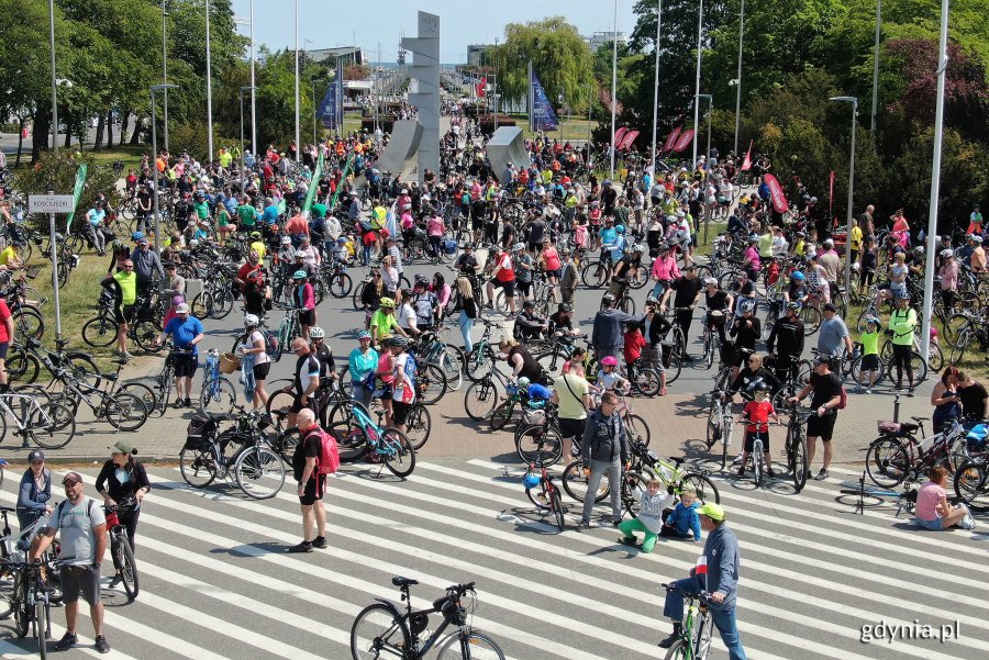 Duża grupa rowerzystów przy pomniku Polski Morskiej