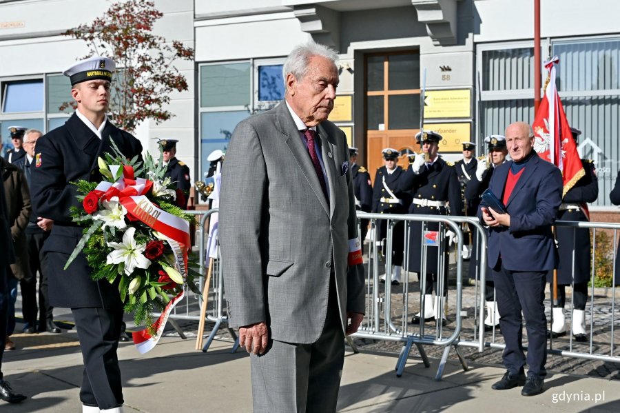 Andrzej Krajniak &ndash; prezes Stowarzyszenia Gdynian Wysiedlonych składający kwiaty pod pomnikiem podczas uroczystości z okazji 87. rocznicy pierwszych wysiedleń Gdynian