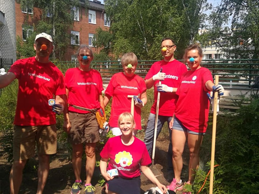 Wolontariusze Banku BPH i Fundacji „Dr Clown” osobiście zaangażowali się w tworzenie zielonego zakątka dla pacjentów Szpitala Morskiego im. PCK w Gdyni // fot. Szpitale Pomorskie