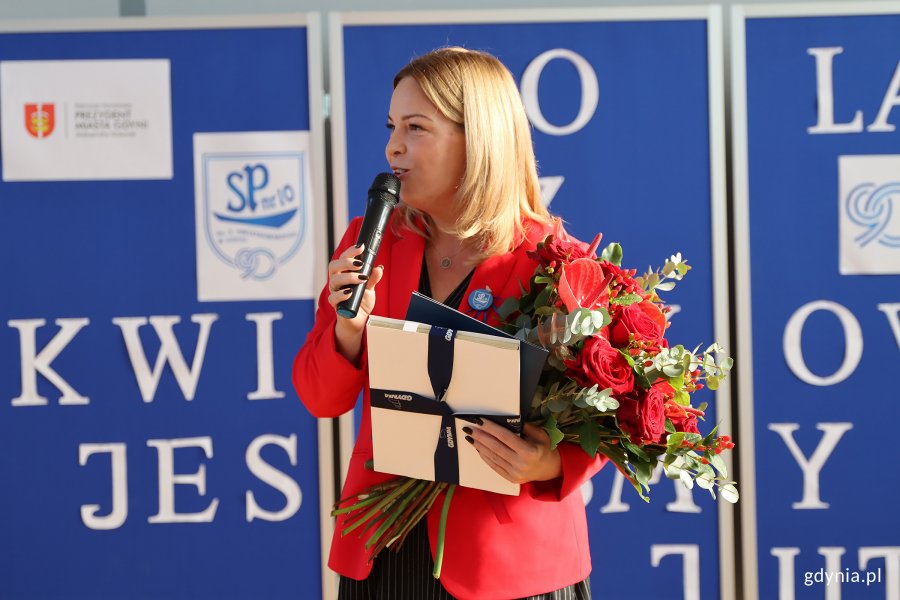 Ludzie podczas uroczystości jubileuszu 90-lecia SP 10 w Gdyni