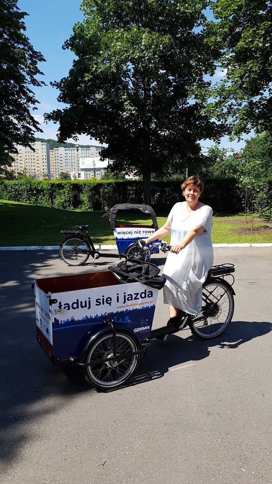 Dyrektor Przedszkola nr 32 w Gdyni Grażyna Zarzycka na rowerze cargo // fot. materiały prasowe