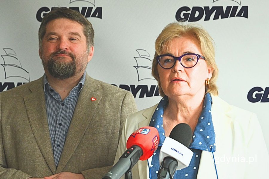 Od lewej: przewodniczący Rady Miasta Gdyni Tadeusz Szemiot oraz radna Gdyni, przewodnicząca Komisji Sportu RMG Teresa Bysewska stojący przed mikrofonem