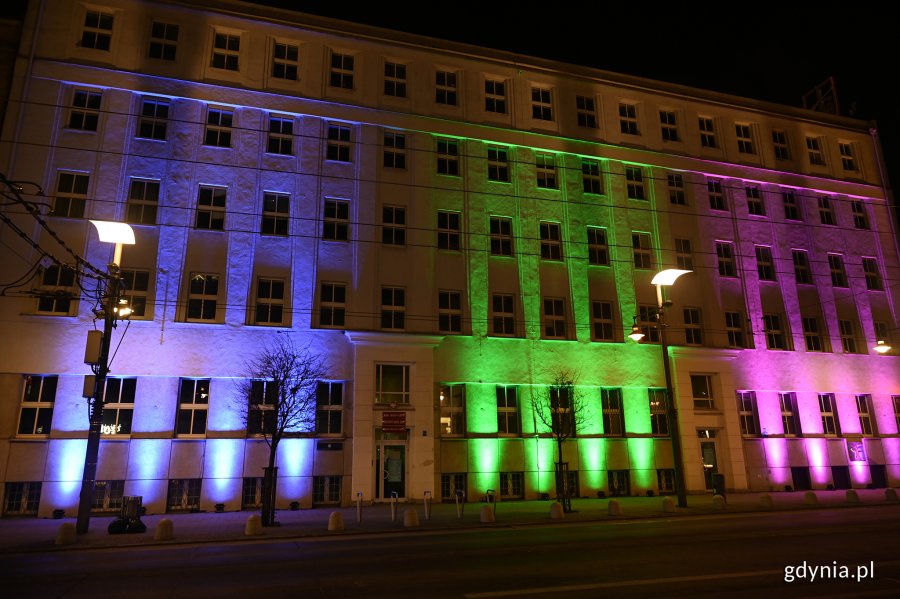 Urząd Miasta Gdyni rozbłysnął kolorową iluminacją z okazji Dnia Chorób Rzadkich, fot. Michał Puszczewicz