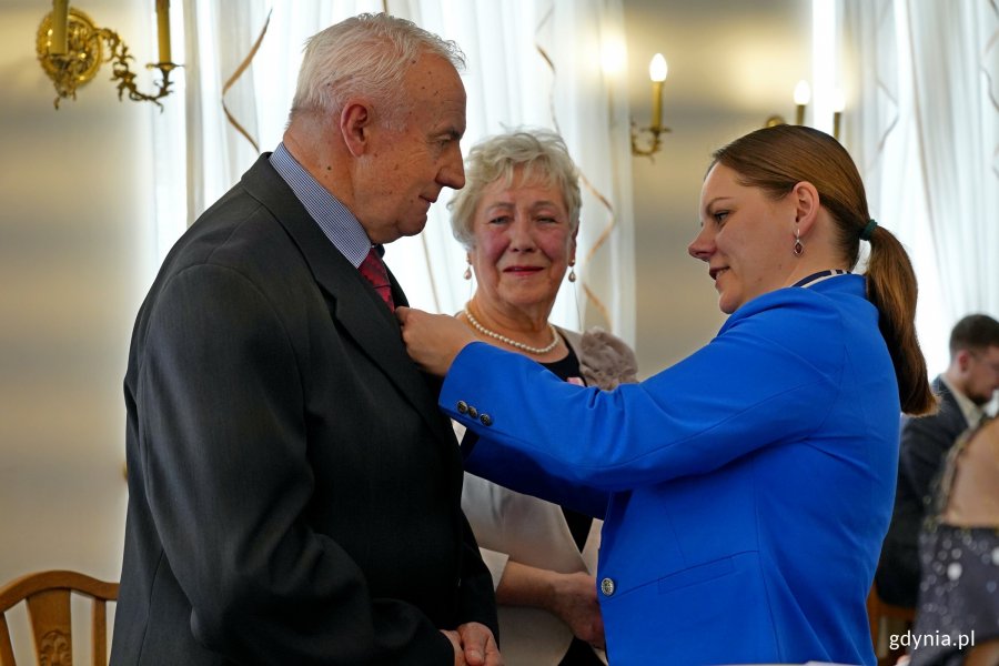 Prezydent Aleksandra Kosiorek wręcza medal jubilatom