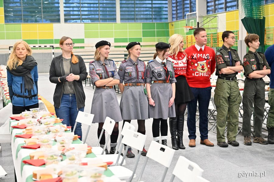 Przy wigilii pomagają harcerze i wolontariusze