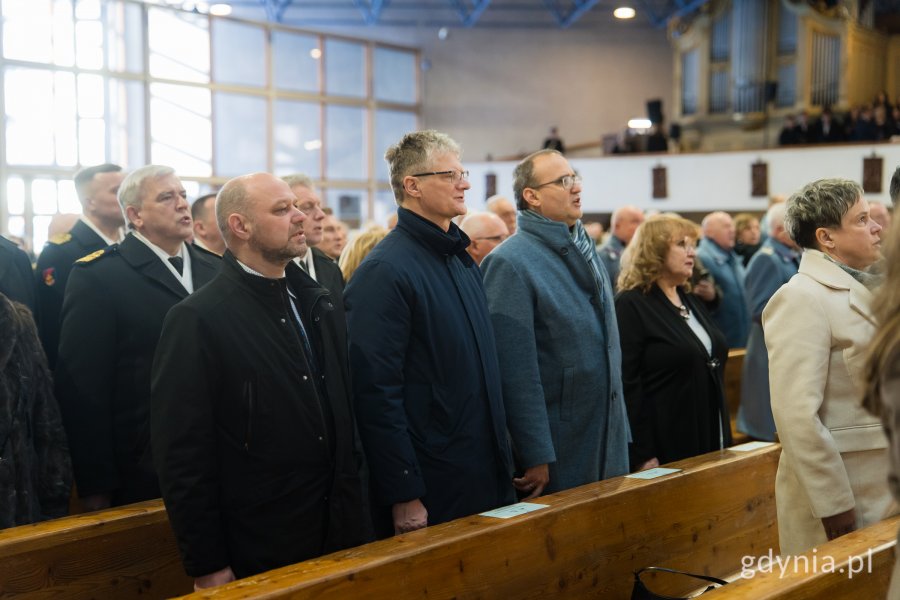 Na mszy pojawił się wicewojewoda pomorski, Emil Rojek, wiceprezydent Gdyni Rafał Geremek, radni: Ireneusz Trojanowicz, Ewa Krym i Beata Horała