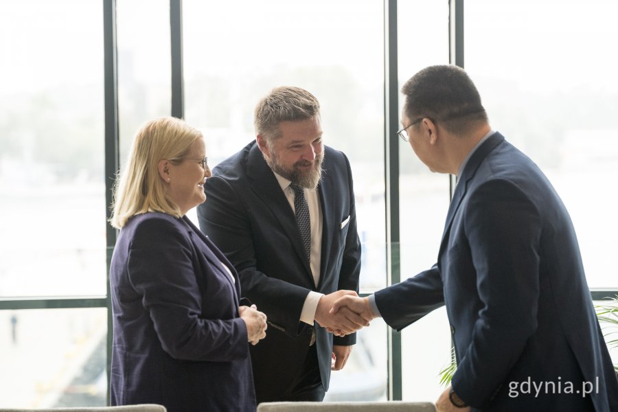 Przewodniczący Rady Miasta Gdyni Tadeusz Szemiot i członkini zarządu województwa pomorskiego Agnieszka Baranowska witają wiceprezydenta Lo Ta-Sheng