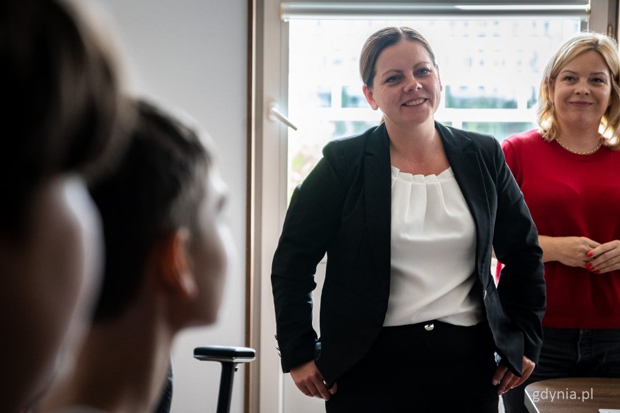 Grupa z SP nr 37 w Gdyni w sali podczas posiedzenia prezydenckiego kolegium – prezydent Gdyni Aleksandra Kosiorek (fot. Kamil Złoch)
