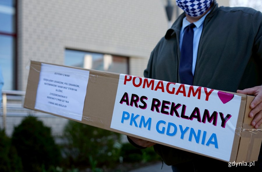 Pracownicy PKM dostarczyli przyłbice dla personelu Domu Pomocy Społecznej na Pustkach Cisowskich, fot. Kamil Złoch