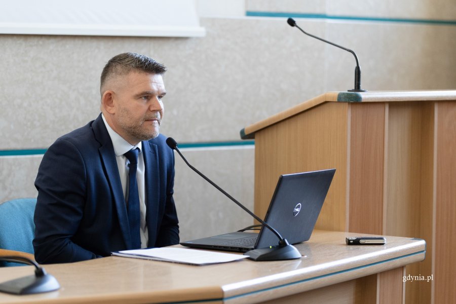 Wczoraj w sali 105 Urzędu Miasta Gdyni prezydent Aleksandra Kosiorek, naczelnik Wydziału Zarządzania Kryzysowego Robert Ronduda i sekretarz miasta Łukasz Kobus spotkali się z przedstawicielami służb i instytucji odpowiedzialnych za bezpieczeństwo. Rozmowy dotyczyły opracowania w ciągu miesiąca wkładów do Pomorskiego Planu Ewakuacji i Ochrony Ludności. (fot. Natalia Kawalerowicz)