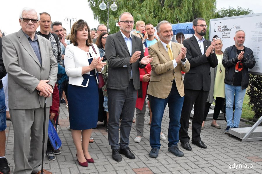 W wernisażu wzięli udział m.in.: prezydent Gdyni Wojciech Szczurek, wiceprezydent Gdyni Michał Guć i radny miasta Lechosław Dzierżak // fot. Magdalena Czernek