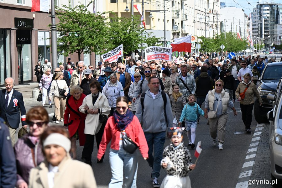 Uczestnicy uroczystości z okazji Święta Narodowego Trzeciego Maja podczas przemarszu ul. Świętojańską 