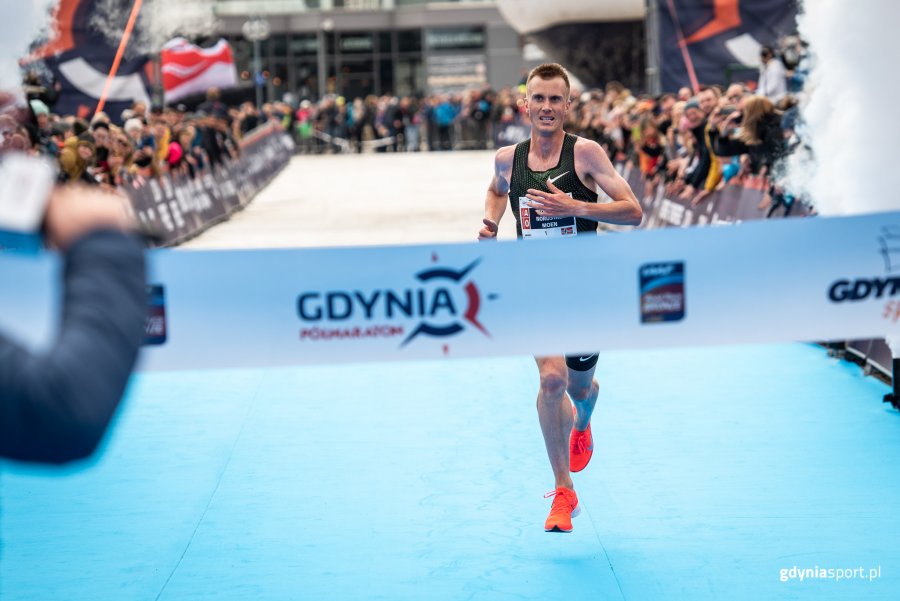 Zwycięzca Gdynia Półmaratonu na ostatniej prostej / fot. gdyniasport.pl