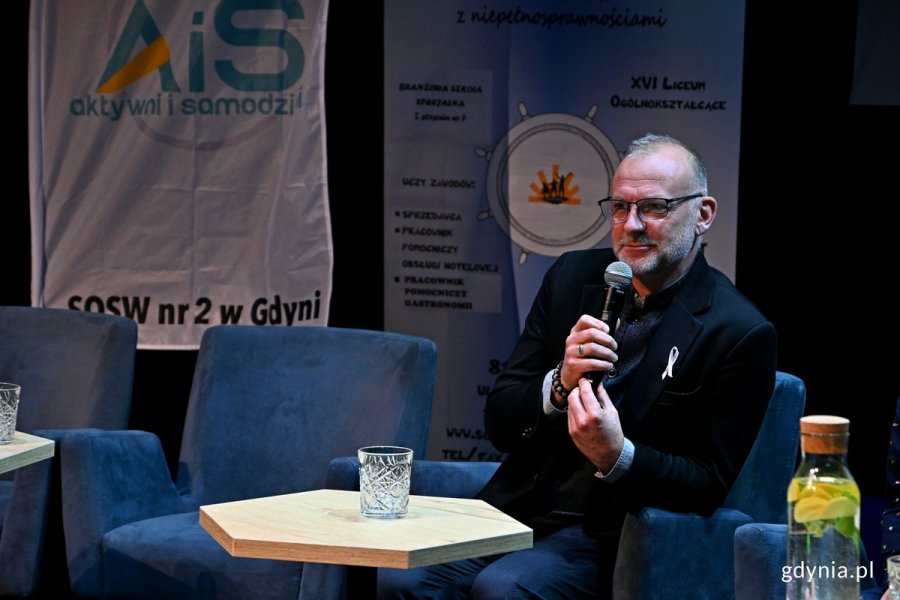 Wiceprezydent Gdyni Michał Guć podczas II Gdyńskiego Forum Środowisk Działających na rzecz Osób z Niepełnosprawnościami 