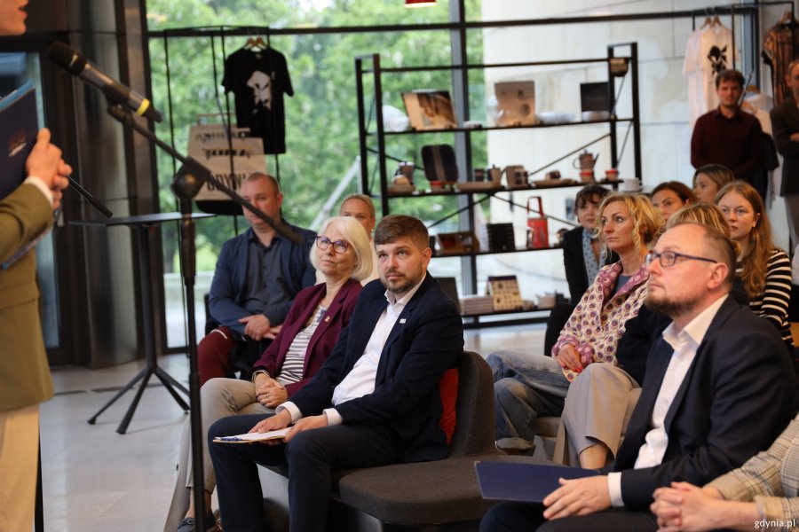 Na zdjęciu m.in.: radni Gdyni Joanna Zielińska i Dominik Aziewicz, Karolina Grabowicz-Matyjas, dyrektorka Muzeum Emigracji w Gdyni oraz Mariusz Bzdęga, dyrektor zarządzający ds. kultury i aktywności mieszkańc&oacute;w Urzędu Miasta Gdyni