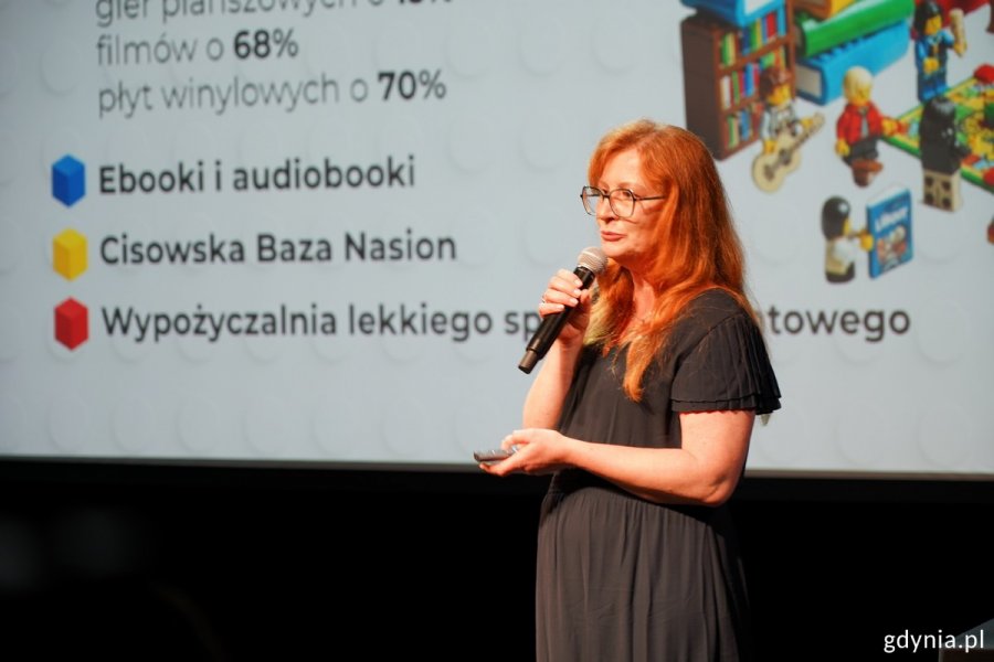 Dyrektor Biblioteki Gdynia Natalia Gromow na scenie podczas prezentacji o bibliotece