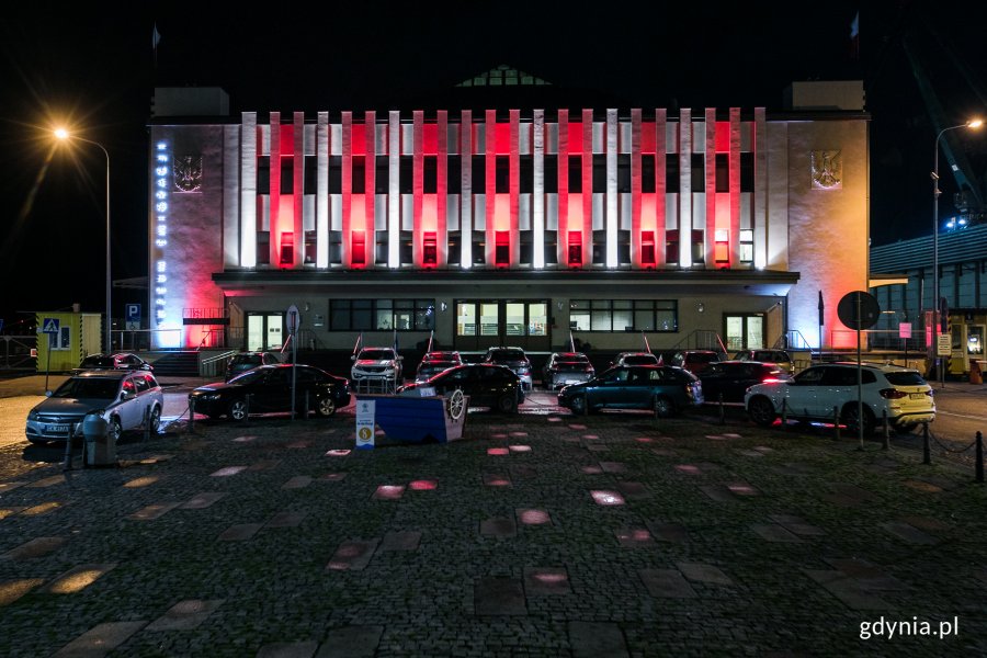 Muzeum Emigracji podświetlone na biało-czerwono // fot. Karol Stańczak