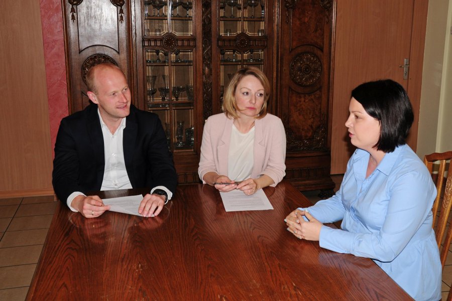 Porozumienie na rzecz rozszerzania kompetencji cyfrowych i budowania społeczeństwa informacyjnego w lokalnym sektorze edukacji podpisali Bartosz Bartoszewicz, wiceprezydent Gdyni oraz Cecylia Szymańska-Ban, dyrektor ds. edukacji w polskim oddziale Microsoft. Na zdjęciu z dyrektor powstającego XVII LO Oktawią Gorzeńską Fot. Michał Kowalski