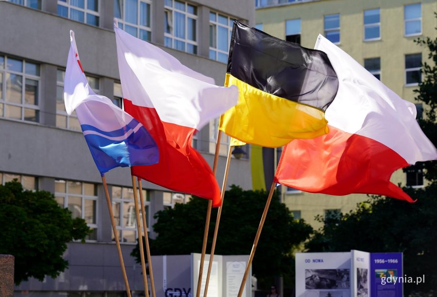 na zdjęciu flagi i wystawa