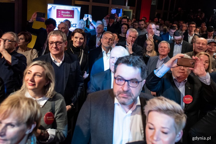 W wieczorze wyborczym w sztabie Aleksandry Dulkiewicz uczestniczyli m.in.: prezydent Gdyni Wojciech Szczurek i wiceprezydent Gdyni Katarzyna Gruszecka-Spychała // fot. Dawid Linkowski 