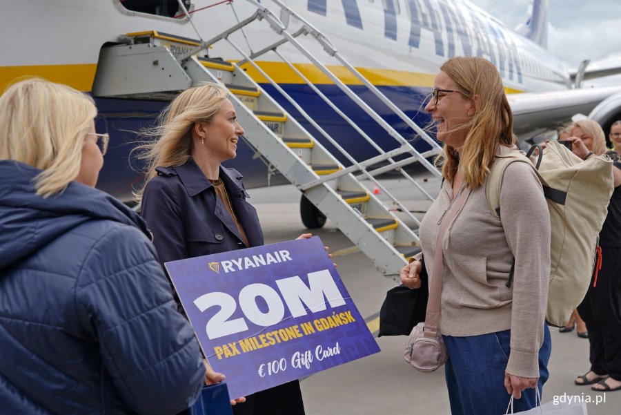 Alicja W&oacute;jcik-Gołębiowska &ndash; rzecznik prasowy i szefowa komunikacji Ryanaira na region Europy Środkowo-Wschodniej i kraj&oacute;w bałtyckich gratulująca pani Aleksandrze 