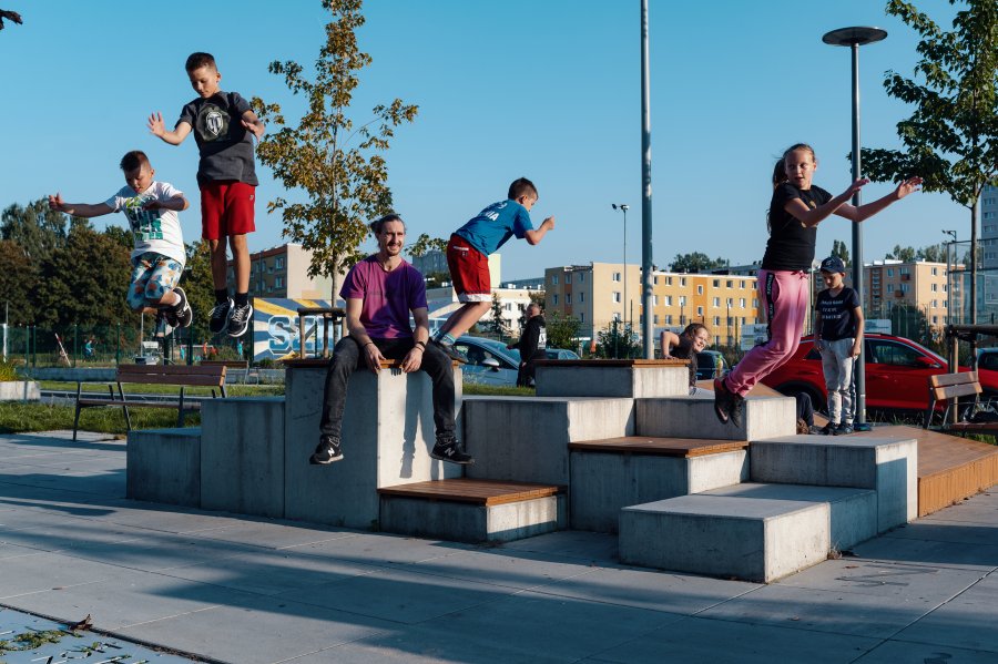 Trening parkour na osiedlu ZOH // fot. Dawid Linkowski