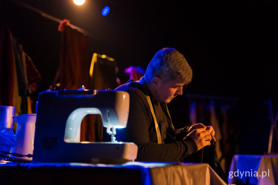 Mężczyna przy maszynie do szycia