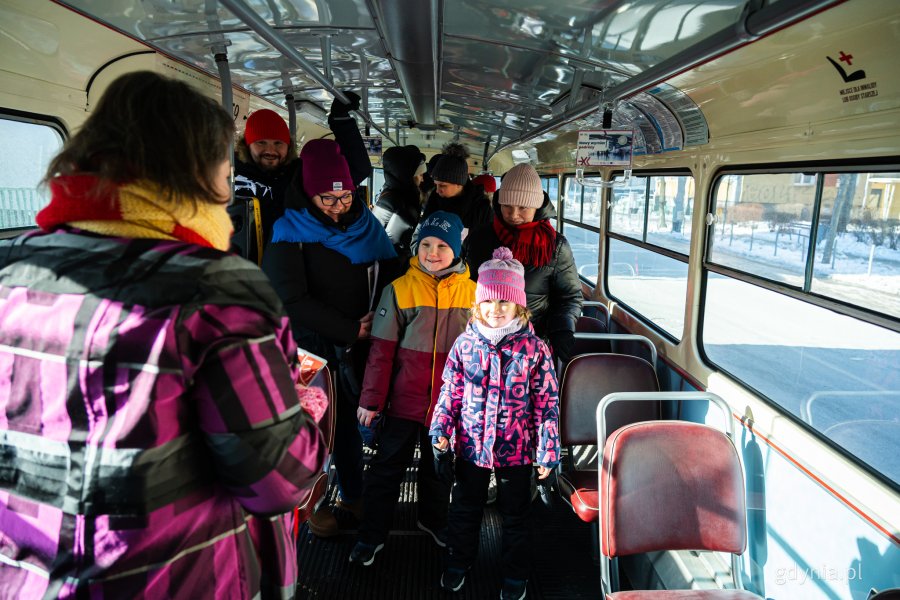 Uczestnicy gry miejskiej opartej na spektaklu &bdquo;Majka z Kajtkiem jadą trajtkiem&rdquo; (fot. Kamil Złoch)