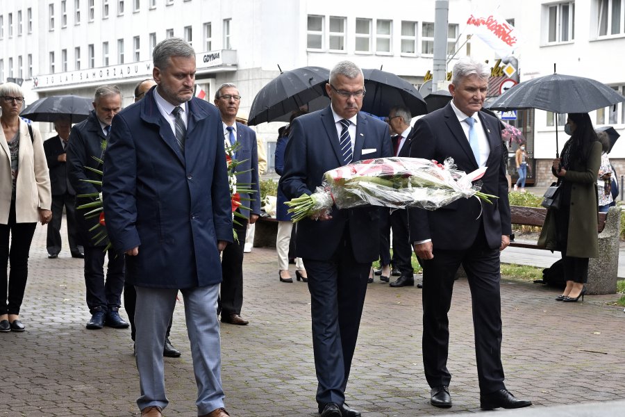 Delegacja NSZZ "Solidarność" składa kwiaty pod pomnikiem Ofiar Grudnia '70 na placu Wolnej Polski // fot. Marcin Mielewski