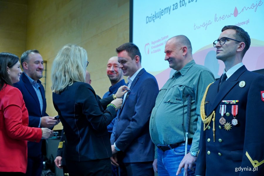 Wiceprezydent Gdyni Tomasz Augustyniak i dr hab. Marlena Robakowska &ndash; dyrektor Regionalnego Centrum Krwiodawstwa i Krwiolecznictwa w Gdańsku wręczający odznaki i legitymacje honorowym dawcom krwi z Gdyni 